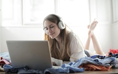 The 7 Best Side Hustle Podcasts (2026) for Business Ideas and Inspiration